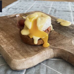 Poached egg with cold smoked salmon and Hollandaise sauce