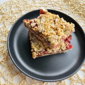 Strawberry rhubarb crumble